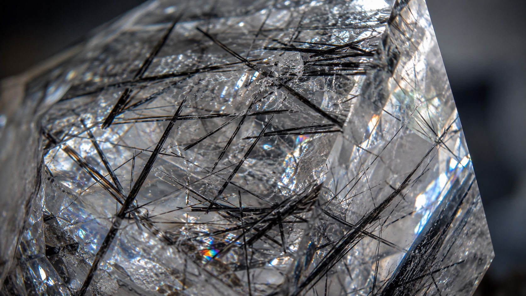 Las Flechas de la Luz y la Sombra: Cuarzo Turmalinado y el Equilibrio del Mago