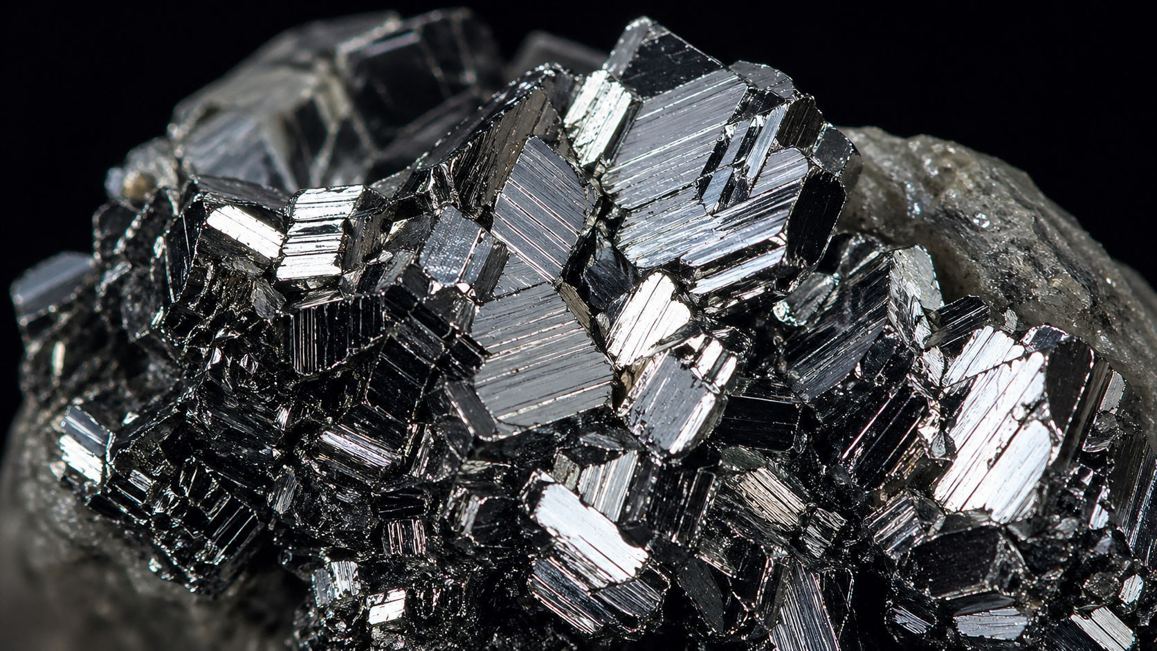 El Cortafuegos Plateado: Hematita Especular y el Protocolo de Retorno