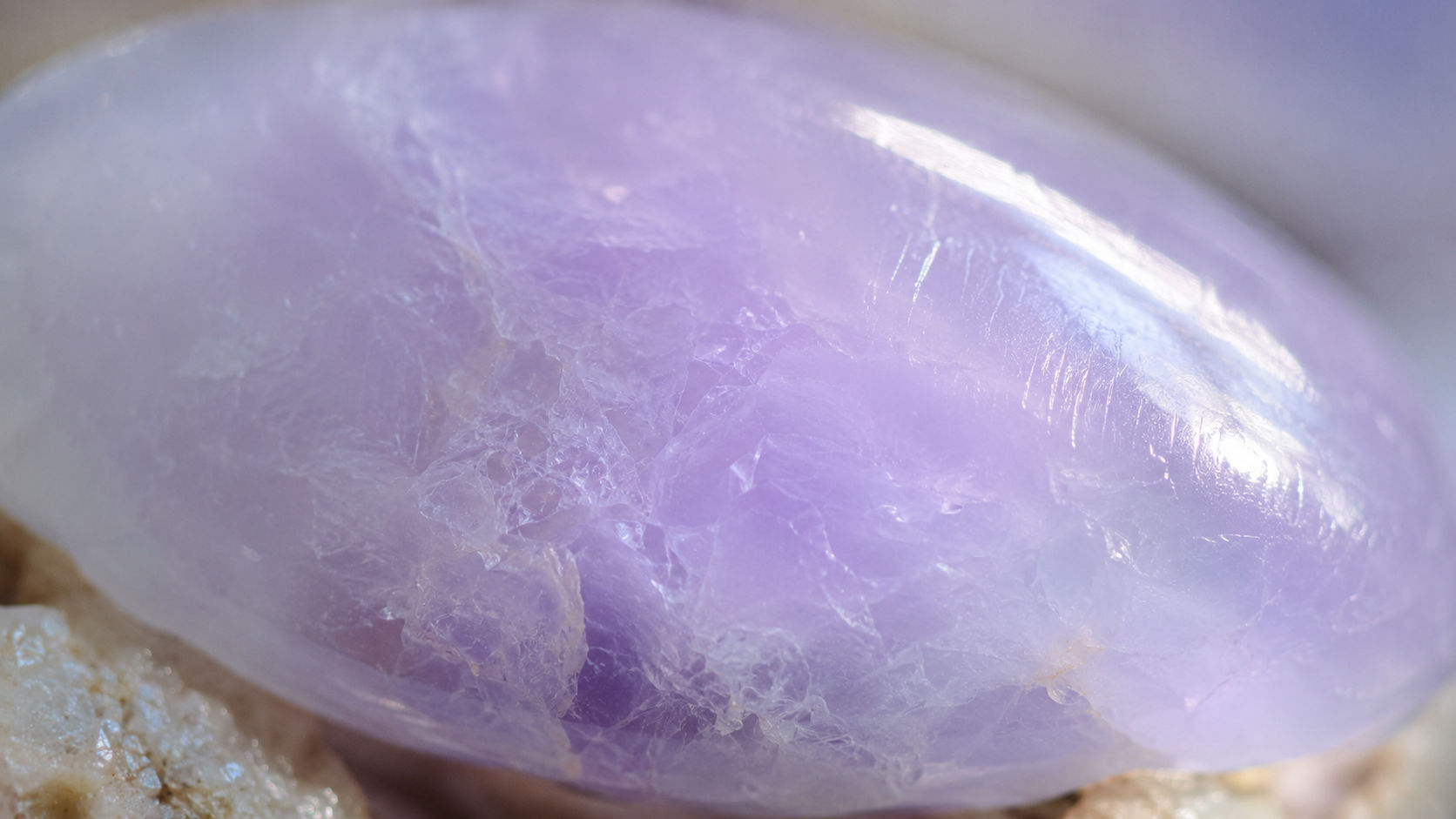 El Manto Violeta de la Tierra: Jade Lavanda y el Silencio Sagrado