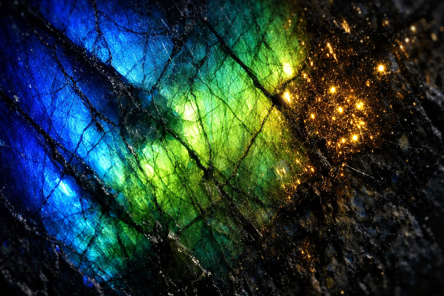 Cristal de Labradorita con destellos azules y dorados intensos, simbolizando la magia y la expansión de la conciencia en Umbral Astral.