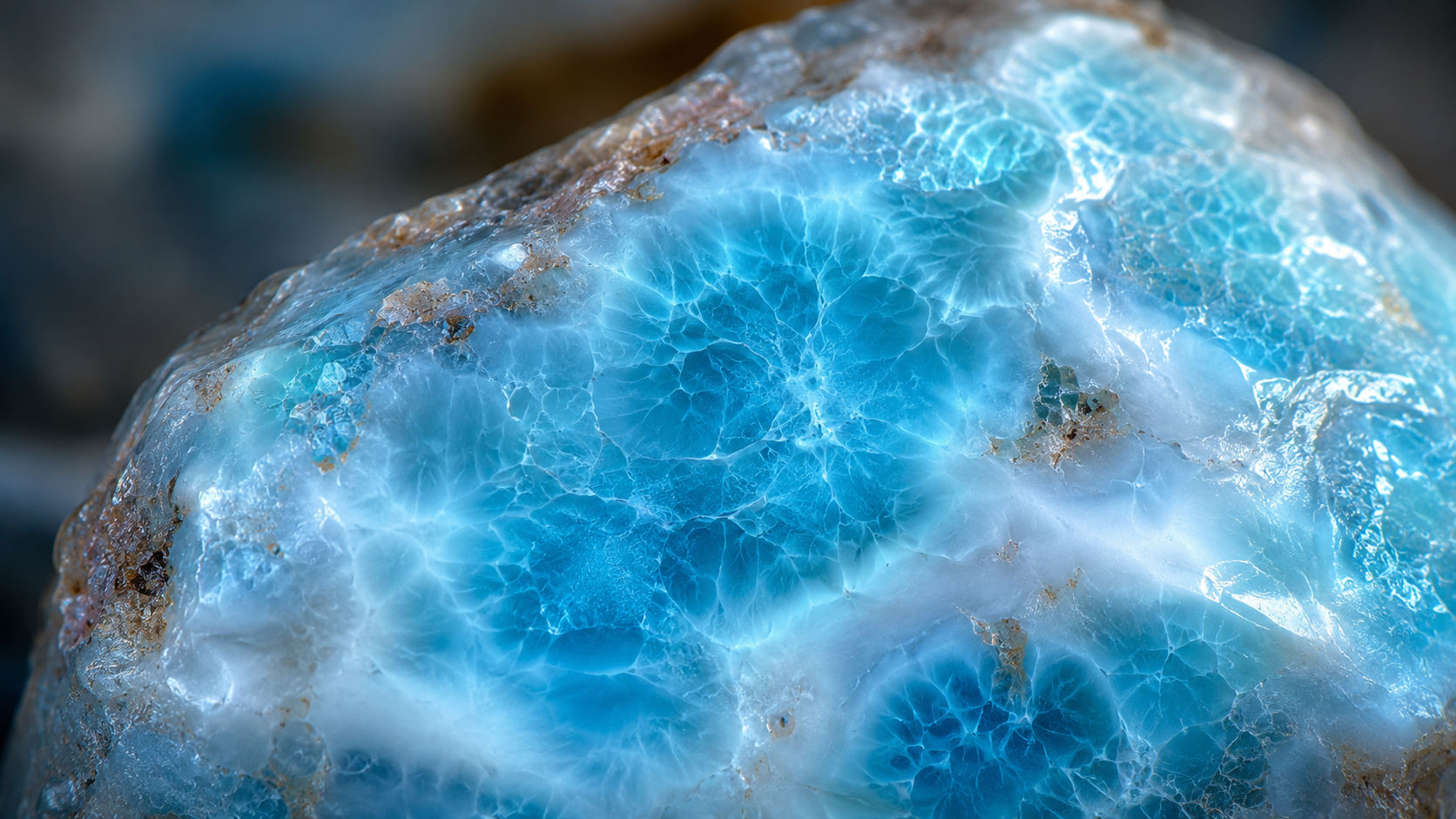 El Eco de los Mares Olvidados: Larimar y la Medicina del Alma Femenina