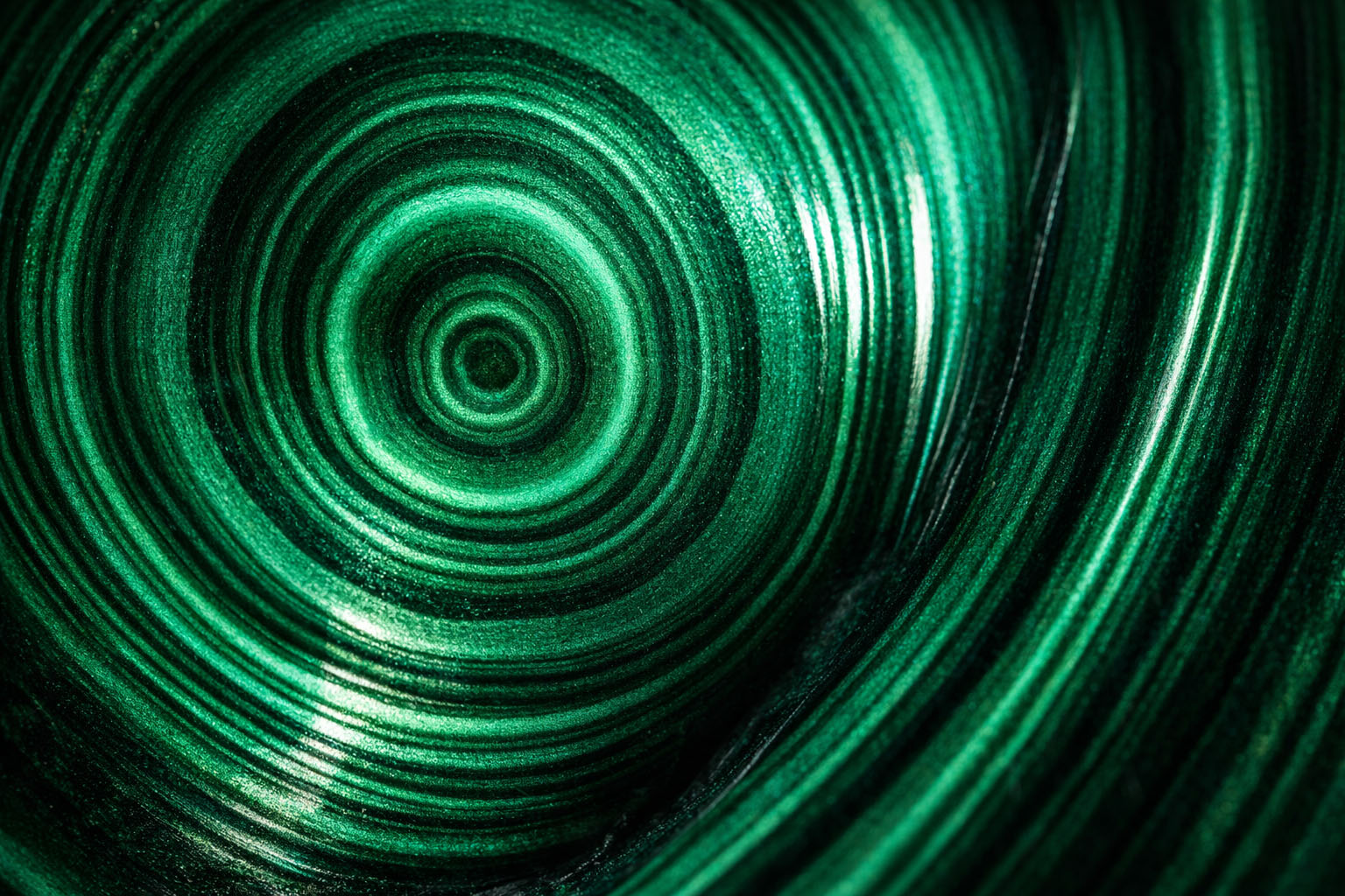 Canto rodado de Malaquita con patrones circulares de color verde bosque vibrante, simbolizando la limpieza profunda de Umbral Astral.
