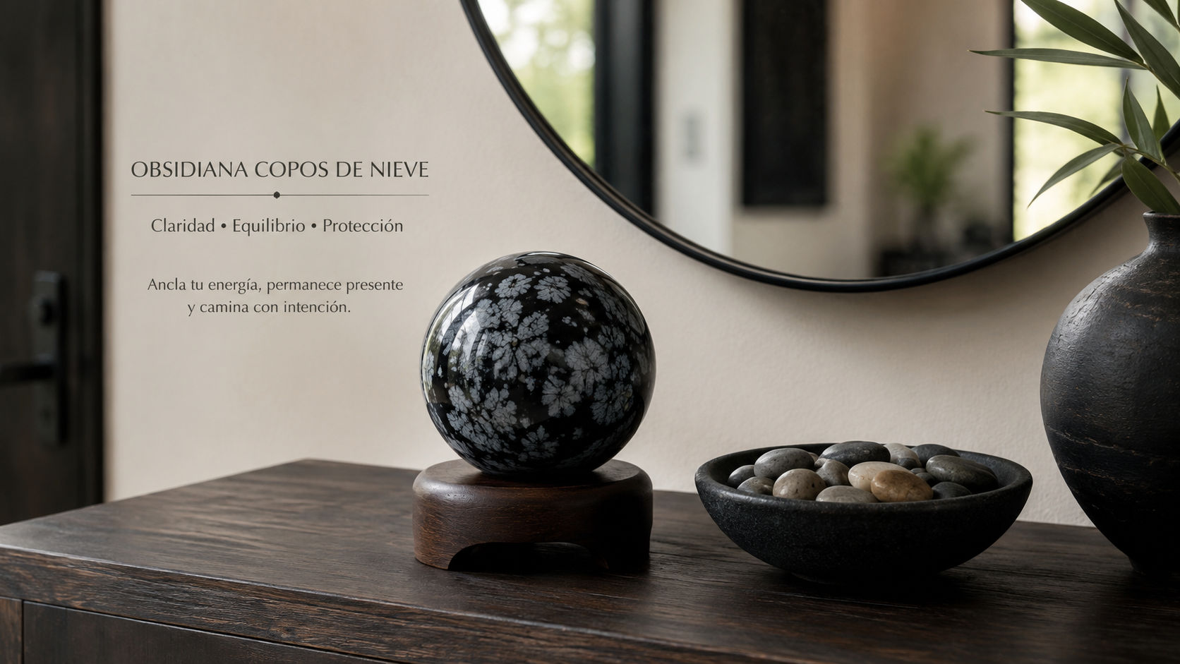 Esfera de Obsidiana Copo de Nieve en la entrada para descargar las energías del exterior y equilibrar el hogar.
