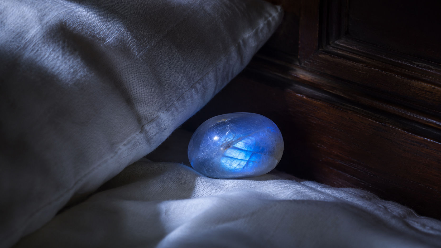 Piedra de Luna junto a la almohada para favorecer un descanso equilibrado y sueños intuitivos.